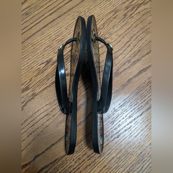 Like New Flip Flops, Size 7 - Picture 7 of 9